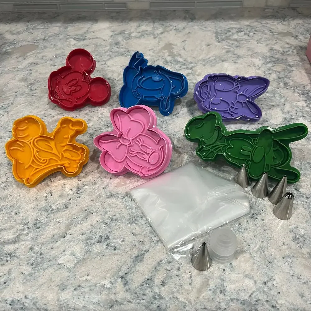 William Sonoma Mickey And Friends Impression Cookie Cutter Kit